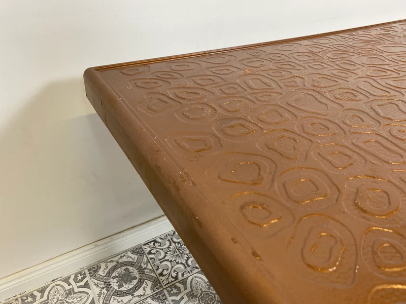 WMK Kultiger jedoch etwas abgenutzter Space Age Couchtisch mit hübscher Tischplatte aus Kunststoff, auch Outdoor geeignet