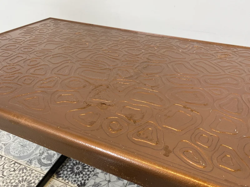 WMK Kultiger jedoch etwas abgenutzter Space Age Couchtisch mit hübscher Tischplatte aus Kunststoff, auch Outdoor geeignet