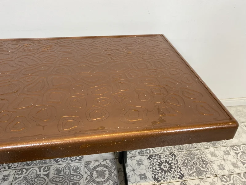 WMK Kultiger jedoch etwas abgenutzter Space Age Couchtisch mit hübscher Tischplatte aus Kunststoff, auch Outdoor geeignet