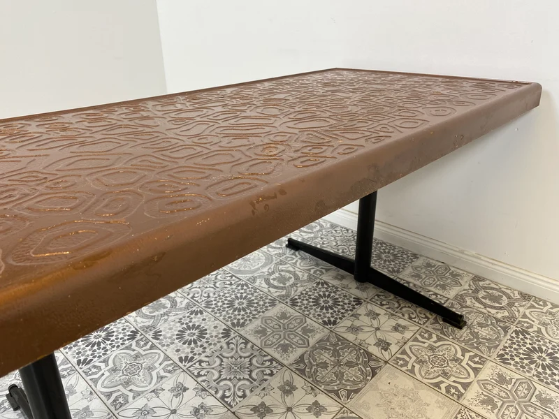 WMK Kultiger jedoch etwas abgenutzter Space Age Couchtisch mit hübscher Tischplatte aus Kunststoff, auch Outdoor geeignet