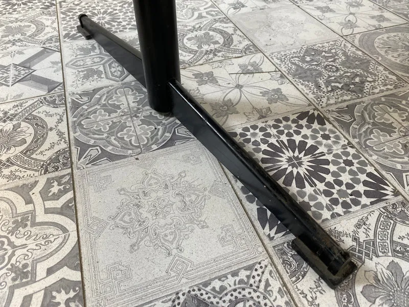 WMK Kultiger jedoch etwas abgenutzter Space Age Couchtisch mit hübscher Tischplatte aus Kunststoff, auch Outdoor geeignet
