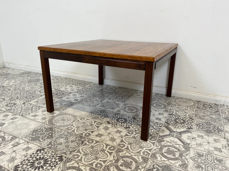 WMK Minimalistischer, sehr gut erhaltener skandinavischer Couchtisch mit edlem Palisander furniert