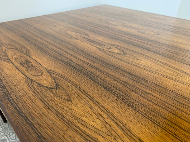 WMK Minimalistischer, sehr gut erhaltener skandinavischer Couchtisch mit edlem Palisander furniert