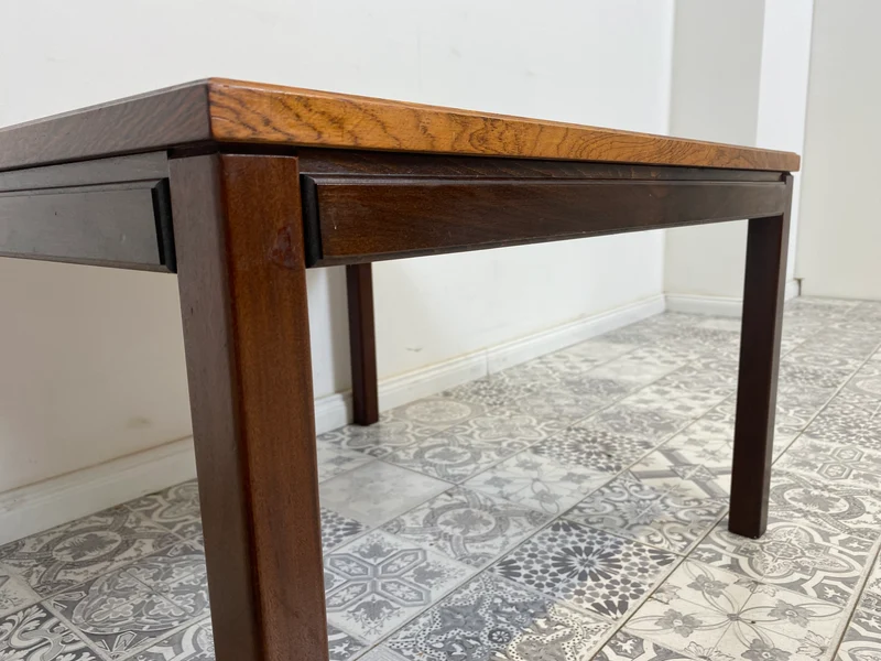 WMK Minimalistischer, sehr gut erhaltener skandinavischer Couchtisch mit edlem Palisander furniert