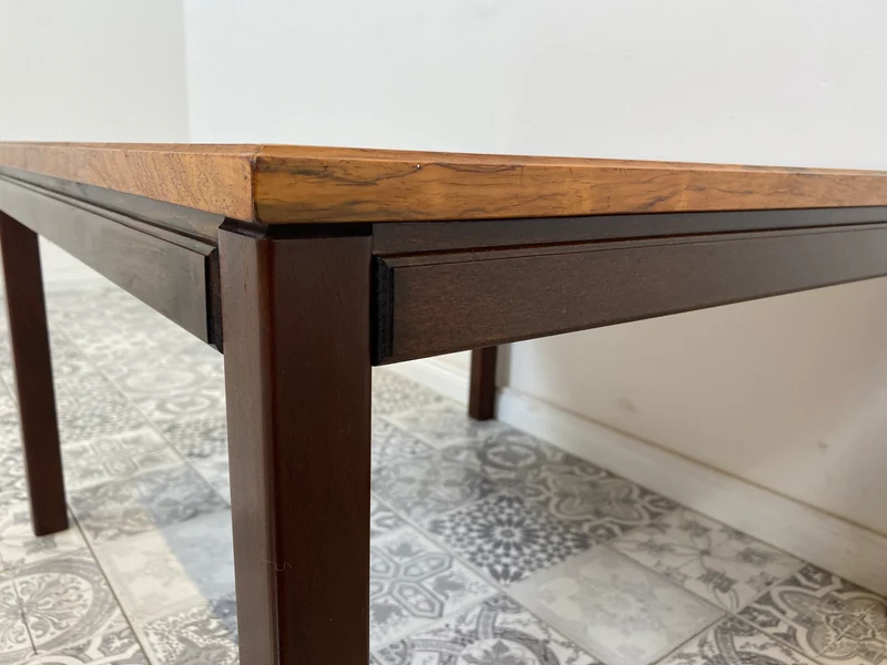 WMK Minimalistischer, sehr gut erhaltener skandinavischer Couchtisch mit edlem Palisander furniert