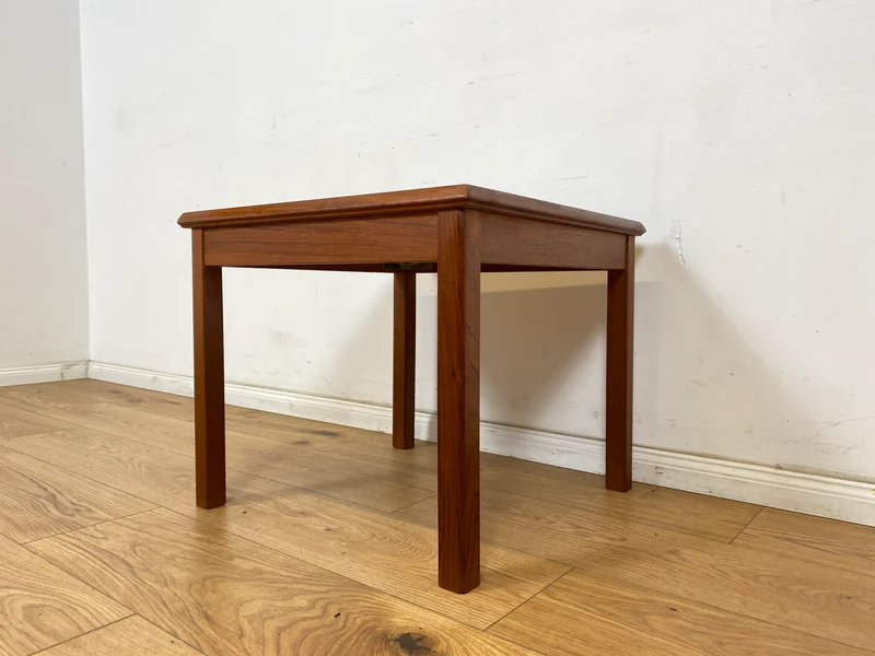 WMK Stilvoller und sehr gut erhaltener sandinavischer Couchtisch in Teakholz mit kunstvoll gestalteten Fliesen