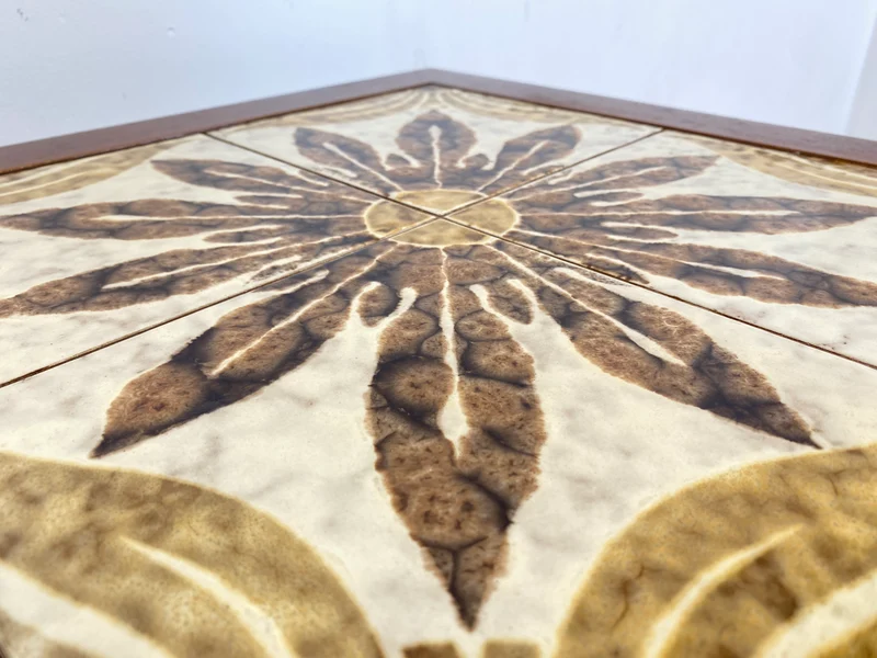 WMK Stilvoller und sehr gut erhaltener sandinavischer Couchtisch in Teakholz mit kunstvoll gestalteten Fliesen