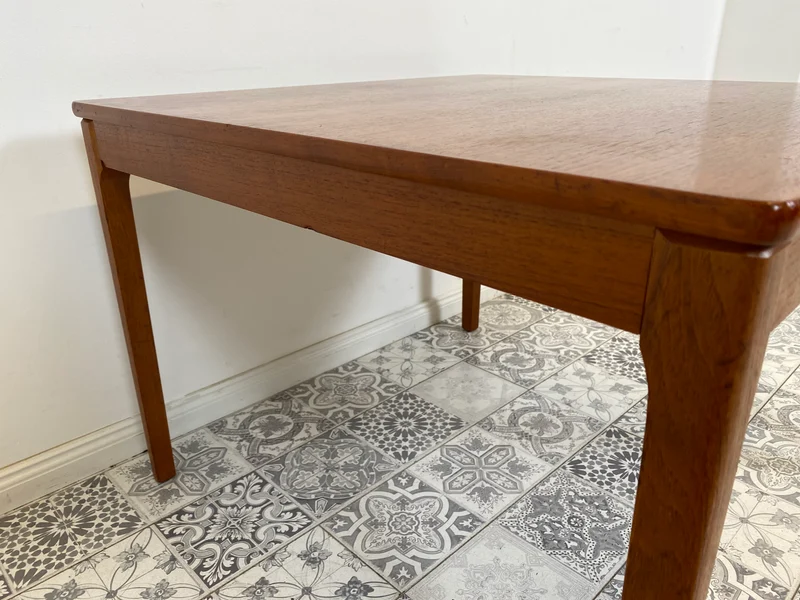 WMK Eleganter und gut erhaltener skandinavischer Mid-Century Couchtisch aus Teak von Alberts Tibro