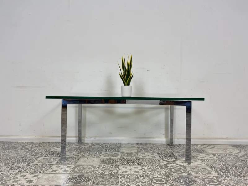 WMK Gut erhaltener Couchtisch mit Glasplatte und Chromgestell, bauähnlich mit Barcelona von Knoll