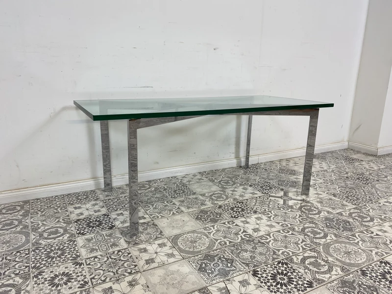 WMK Gut erhaltener Couchtisch mit Glasplatte und Chromgestell, bauähnlich mit Barcelona von Knoll