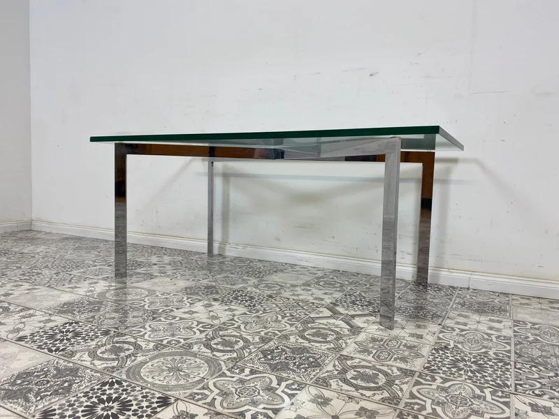 WMK Gut erhaltener Couchtisch mit Glasplatte und Chromgestell, bauähnlich mit Barcelona von Knoll