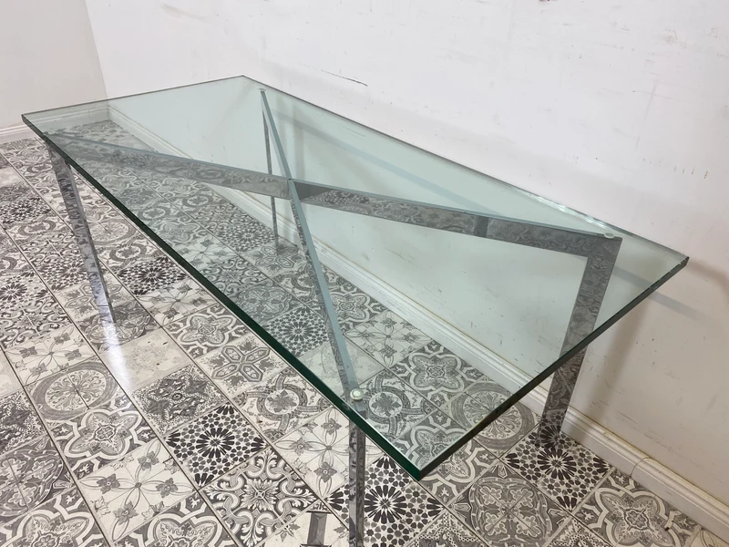 WMK Gut erhaltener Couchtisch mit Glasplatte und Chromgestell, bauähnlich mit Barcelona von Knoll