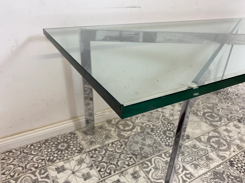 WMK Gut erhaltener Couchtisch mit Glasplatte und Chromgestell, bauähnlich mit Barcelona von Knoll