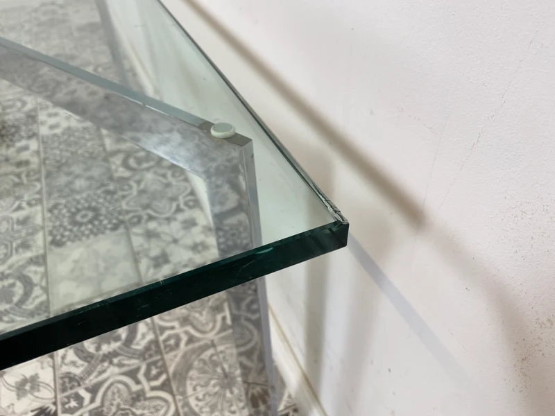 WMK Gut erhaltener Couchtisch mit Glasplatte und Chromgestell, bauähnlich mit Barcelona von Knoll