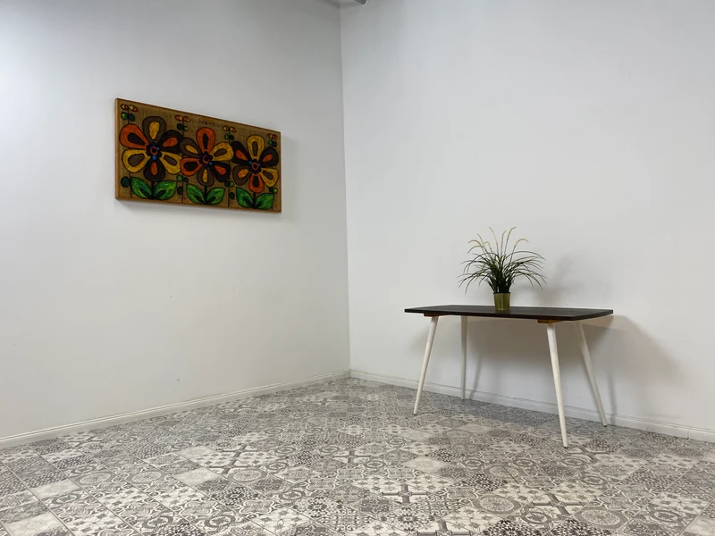 WMK Sehr hübscher und gut erhaltener Mid-Century Couchtisch aus dem Jahr 1968, mit schöner Tischplatte und konischen Füßen
