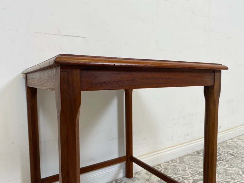 WMK Ein Unikat! Gut erhaltener skandinavischer Couchtisch aus Teakholz, kunstvoll befliest