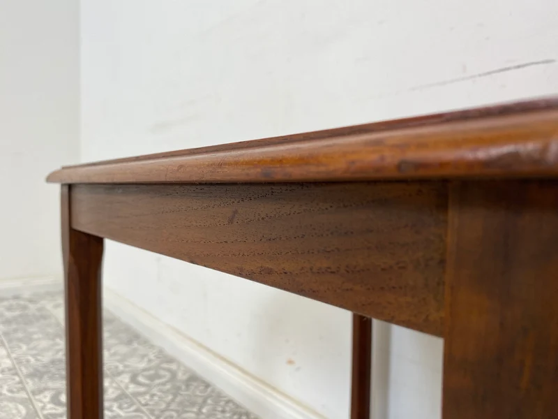 WMK Ein Unikat! Gut erhaltener skandinavischer Couchtisch aus Teakholz, kunstvoll befliest