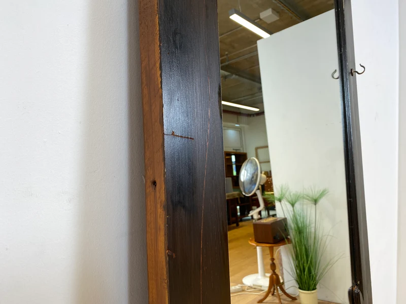 WMK Sehr gelungenes Upcycling einer antiken Tür aus vollem Holz zur schöner Flurgarderobe mit großem Spiegel & Kleiderhaken aus Messing