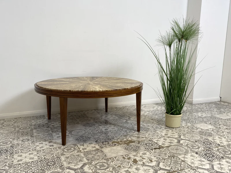 WMK Sehr gut erhaltener runder Mid-Century Designercouchtisch in skandinavischem Design von Berthold Müller mit schöner Natursteinplatte & Holzgstell aus Palisander