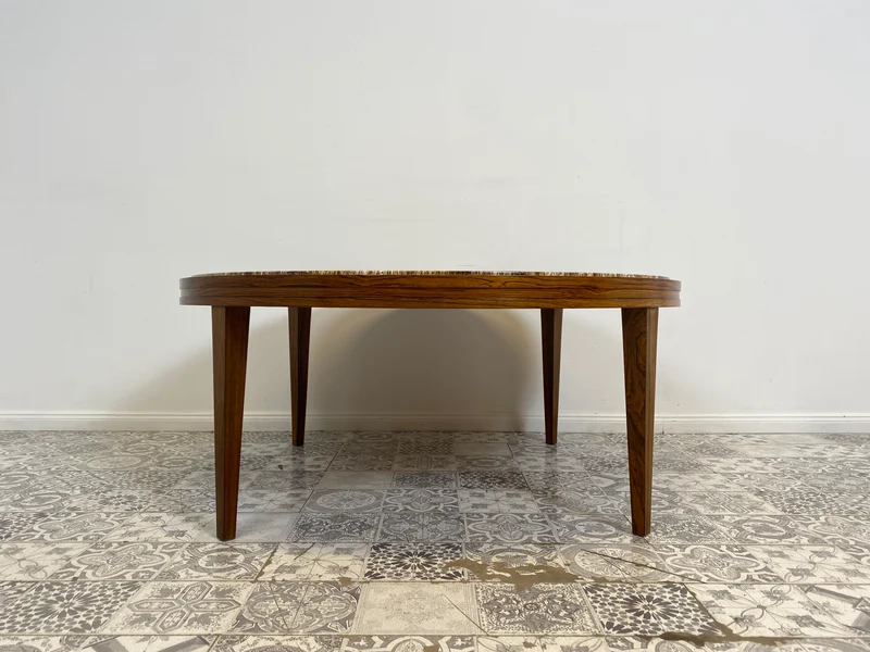 WMK Sehr gut erhaltener runder Mid-Century Designercouchtisch in skandinavischem Design von Berthold Müller mit schöner Natursteinplatte & Holzgstell aus Palisander