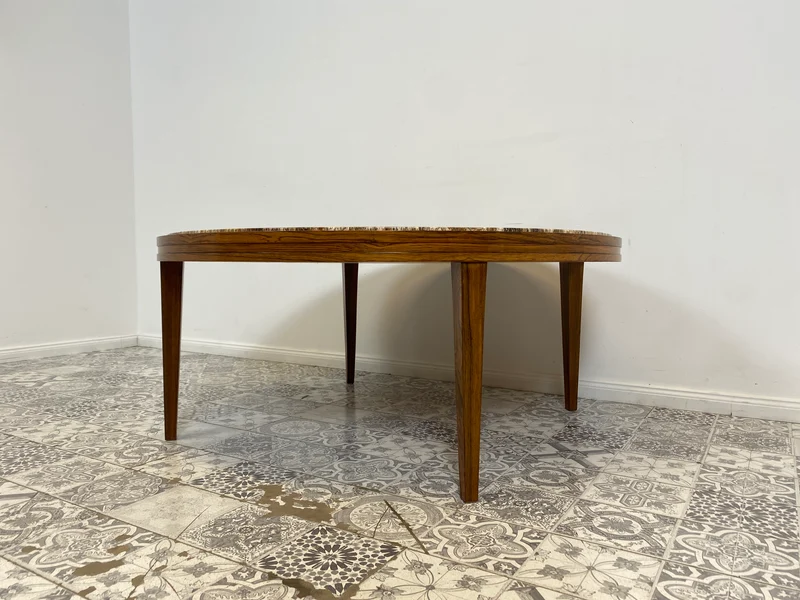 WMK Sehr gut erhaltener runder Mid-Century Designercouchtisch in skandinavischem Design von Berthold Müller mit schöner Natursteinplatte & Holzgstell aus Palisander