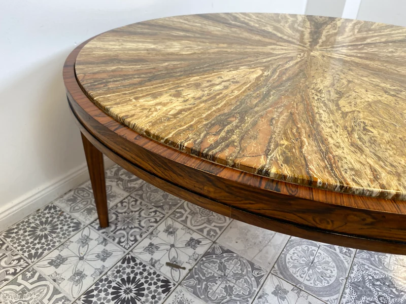 WMK Sehr gut erhaltener runder Mid-Century Designercouchtisch in skandinavischem Design von Berthold Müller mit schöner Natursteinplatte & Holzgstell aus Palisander