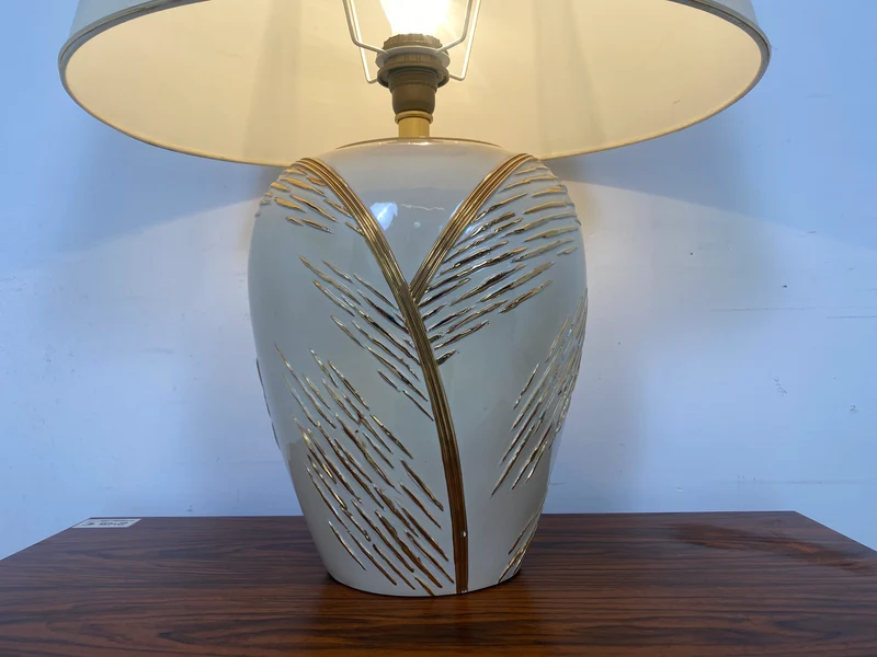 WMK Schöne und sehr gut erhaltene Vintage Tischlampe mit kunstvollem Lampenfuß aus weiß-goldenem Porzellan und weißem etwas verschmutztem Lampenschirm