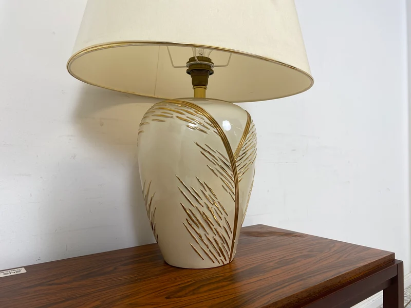 WMK Schöne und sehr gut erhaltene Vintage Tischlampe mit kunstvollem Lampenfuß aus weiß-goldenem Porzellan und weißem etwas verschmutztem Lampenschirm