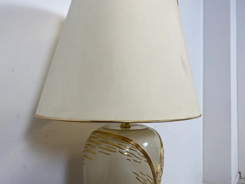 WMK Schöne und sehr gut erhaltene Vintage Tischlampe mit kunstvollem Lampenfuß aus weiß-goldenem Porzellan und weißem etwas verschmutztem Lampenschirm