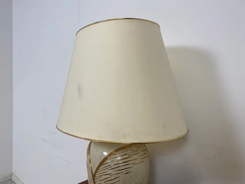 WMK Schöne und sehr gut erhaltene Vintage Tischlampe mit kunstvollem Lampenfuß aus weiß-goldenem Porzellan und weißem etwas verschmutztem Lampenschirm