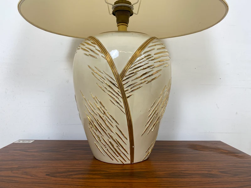 WMK Schöne und sehr gut erhaltene Vintage Tischlampe mit kunstvollem Lampenfuß aus weiß-goldenem Porzellan und weißem etwas verschmutztem Lampenschirm