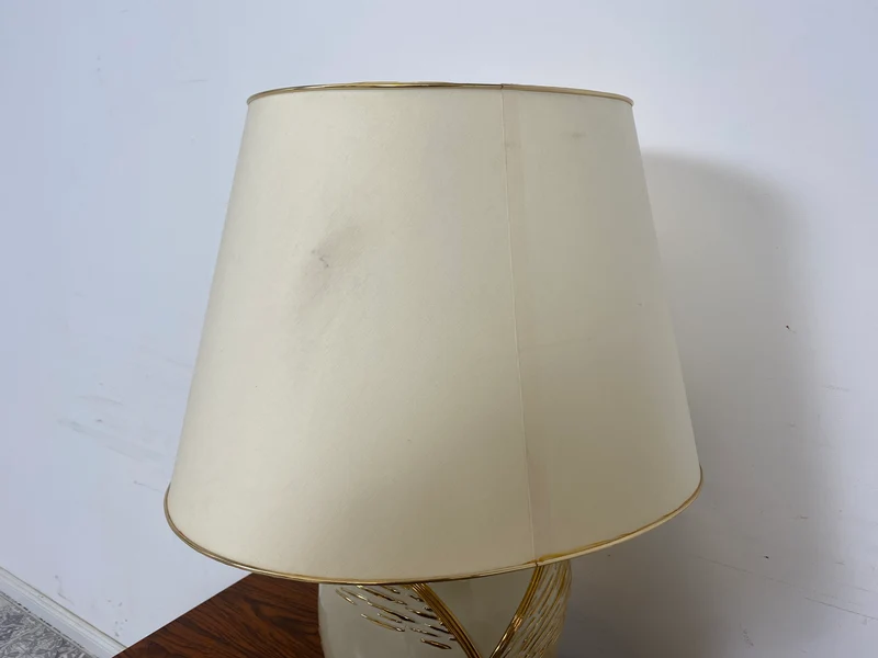WMK Schöne und sehr gut erhaltene Vintage Tischlampe mit kunstvollem Lampenfuß aus weiß-goldenem Porzellan und weißem etwas verschmutztem Lampenschirm