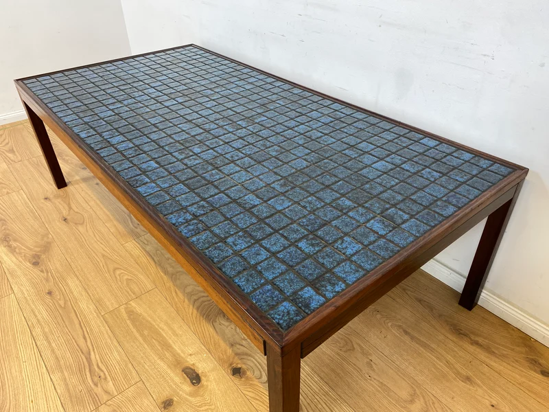 WMK Stilvoller & sehr gut erhaltener skandinavischer Couchtisch aus Palisander mit kunstvollen Fliesen