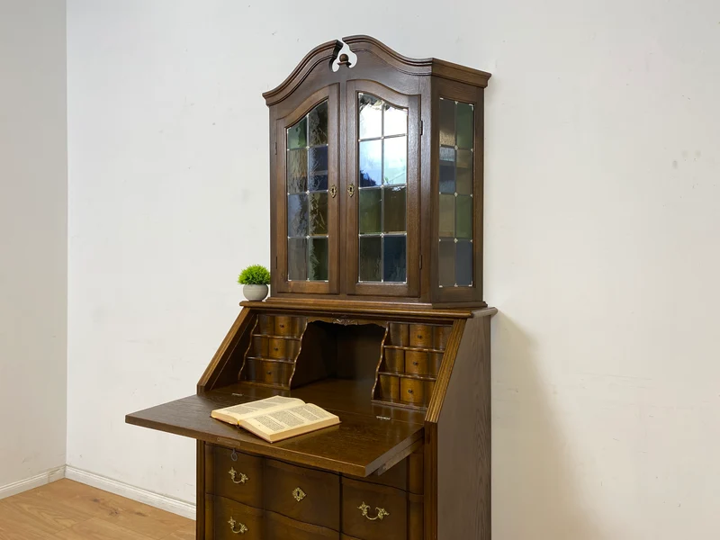 WMK Sehr gut erhaltener dänischer Vintage Schreibschrank aus vollem Holz mit schönem Bleiglas Aufsatz & edlen Messingbeschlägen