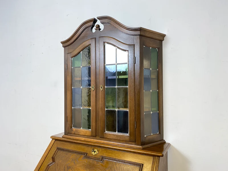 WMK Sehr gut erhaltener dänischer Vintage Schreibschrank aus vollem Holz mit schönem Bleiglas Aufsatz & edlen Messingbeschlägen