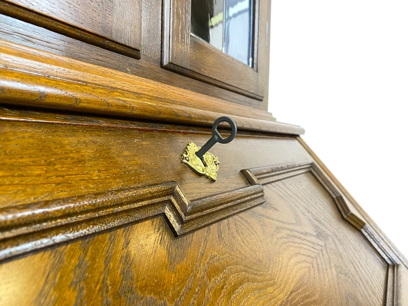 WMK Sehr gut erhaltener dänischer Vintage Schreibschrank aus vollem Holz mit schönem Bleiglas Aufsatz & edlen Messingbeschlägen