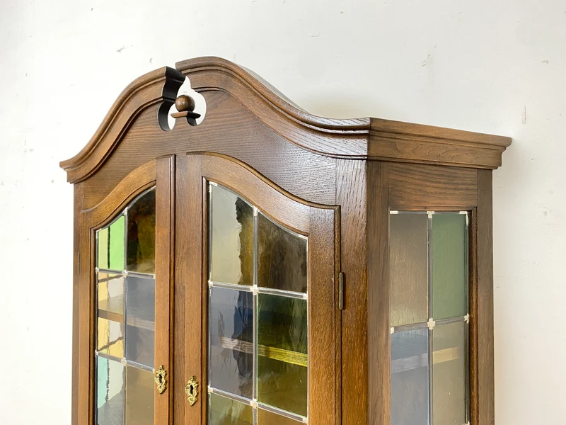 WMK Sehr gut erhaltener dänischer Vintage Schreibschrank aus vollem Holz mit schönem Bleiglas Aufsatz & edlen Messingbeschlägen