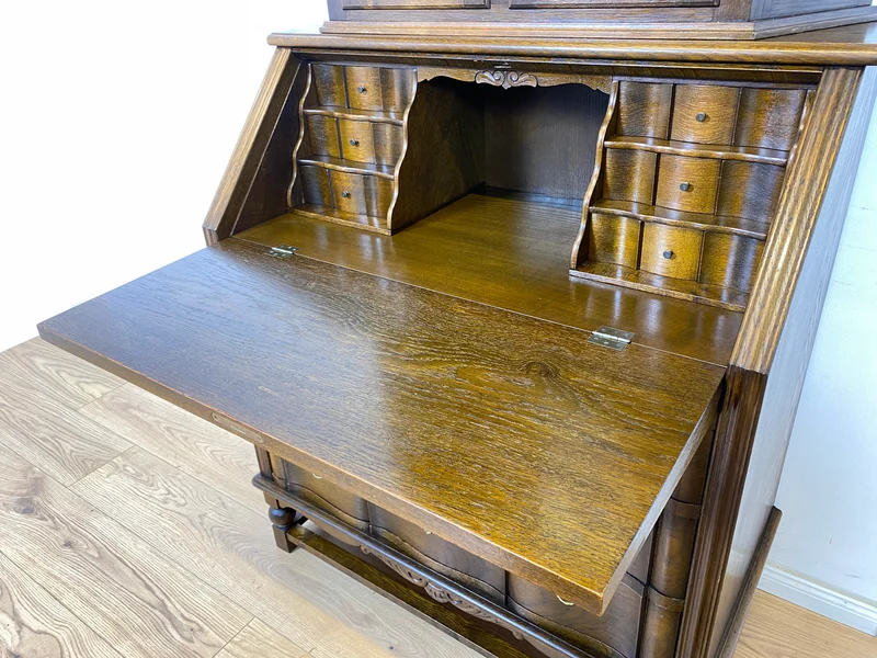 WMK Sehr gut erhaltener dänischer Vintage Schreibschrank aus vollem Holz mit schönem Bleiglas Aufsatz & edlen Messingbeschlägen