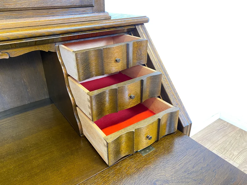 WMK Sehr gut erhaltener dänischer Vintage Schreibschrank aus vollem Holz mit schönem Bleiglas Aufsatz & edlen Messingbeschlägen
