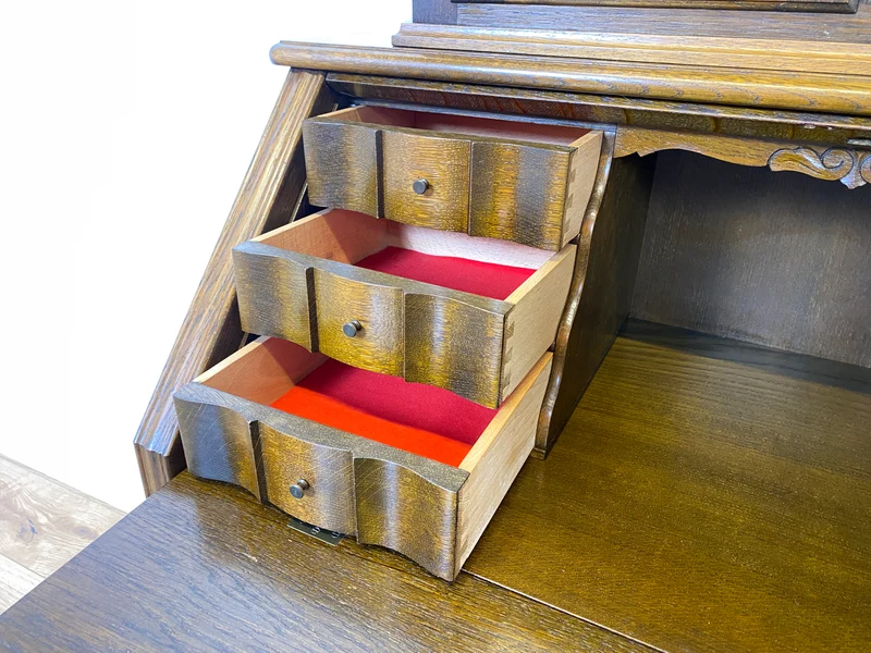 WMK Sehr gut erhaltener dänischer Vintage Schreibschrank aus vollem Holz mit schönem Bleiglas Aufsatz & edlen Messingbeschlägen