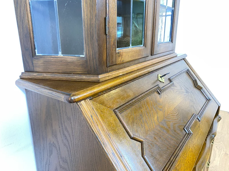 WMK Sehr gut erhaltener dänischer Vintage Schreibschrank aus vollem Holz mit schönem Bleiglas Aufsatz & edlen Messingbeschlägen