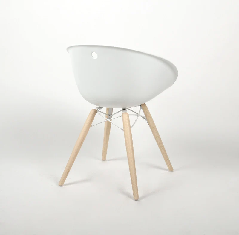 Design Stuhl mit Holzbeinen und Kunststoff Sitzschale