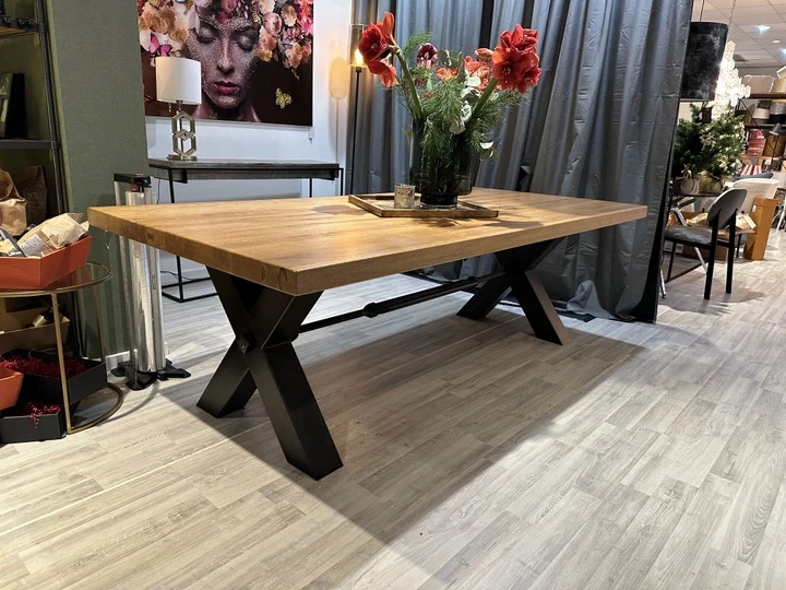 Esstisch aus massiv Eiche, Tisch im Industriedesign mit einem Gestell aus Metall, Maße 200 x 100 cm