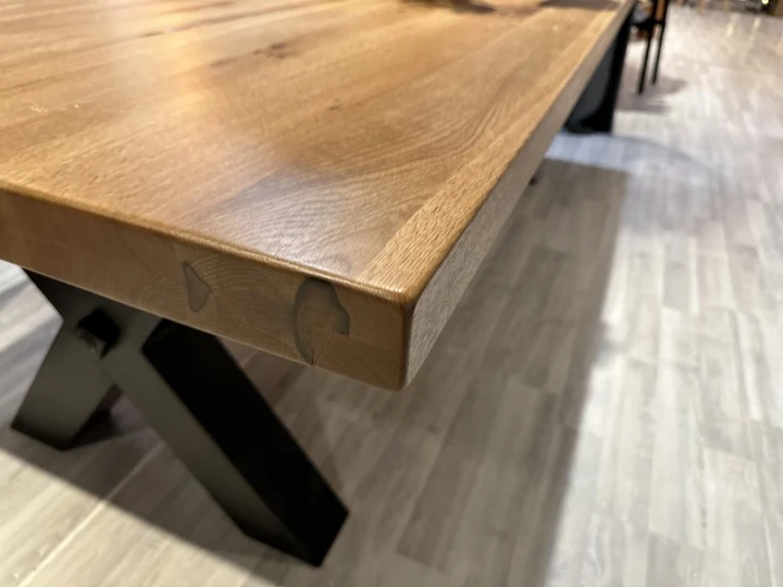 Esstisch aus massiv Eiche, Tisch im Industriedesign mit einem Gestell aus Metall, Maße 200 x 100 cm