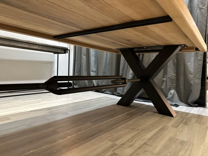 Esstisch aus massiv Eiche, Tisch im Industriedesign mit einem Gestell aus Metall, Maße 200 x 100 cm