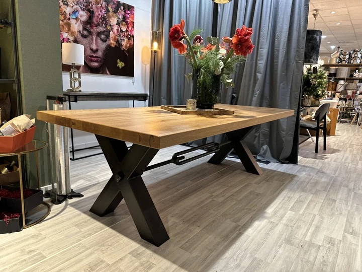Esstisch aus massiv Eiche, Tisch im Industriedesign mit einem Gestell aus Metall, Maße 260 x 100 cm
