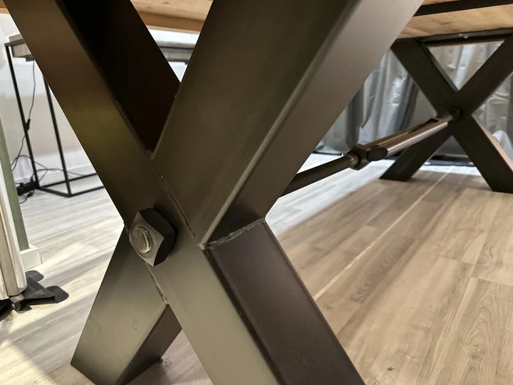 Esstisch aus massiv Eiche, Tisch im Industriedesign mit einem Gestell aus Metall, Maße 260 x 100 cm