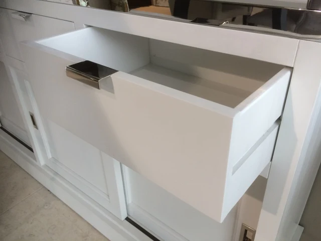 Bücherschrank weiß - verchromt, Wohnzimmerschrank weiß - Silber