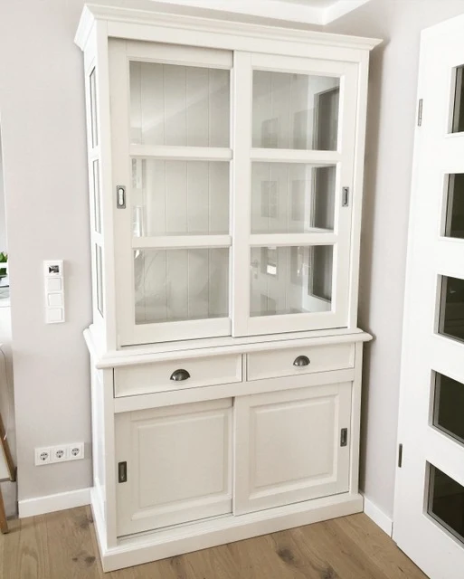 Vitrinenschrank weiß mit Schiebetüren, Geschirrschrank weiß mit vier Türen im Landhausstil, Vitrine weiß Landhaus, Breite 125 cm