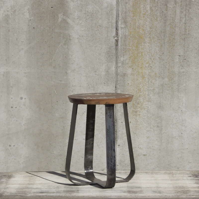 Hocker aus Metall und Massivholz im Industriedesign, Höhe 45 cm